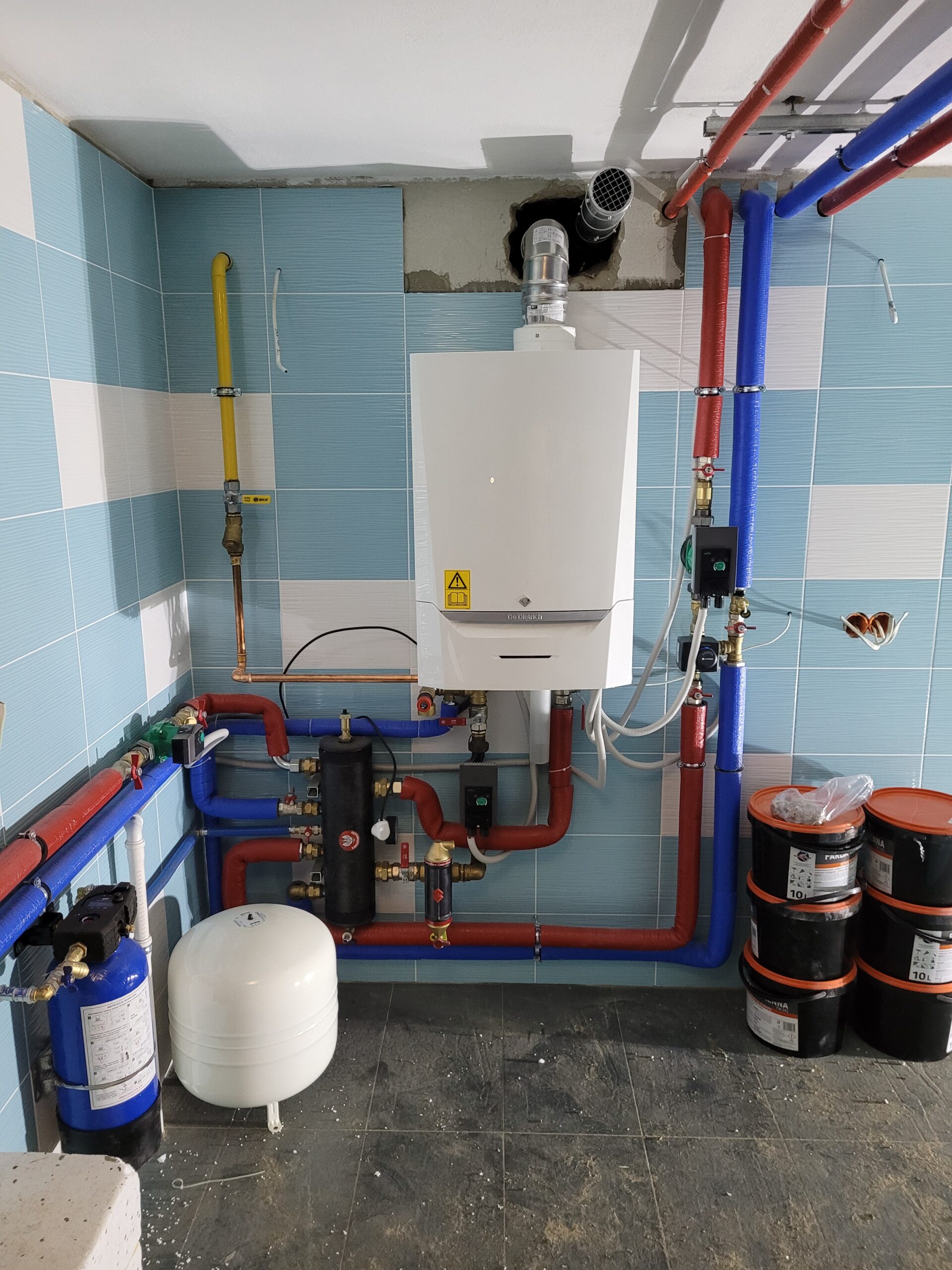 Montaż kotłowni gazowej dużej mocy opartej na kondensacyjnym kotle gazowym De Dietrich Evodens Pro AMC 55. System współpracuje 300 litrowym zasobnikiem ciepłej wody użytkowej a jego pracą zarządza zaawansowana automatyką pogodową