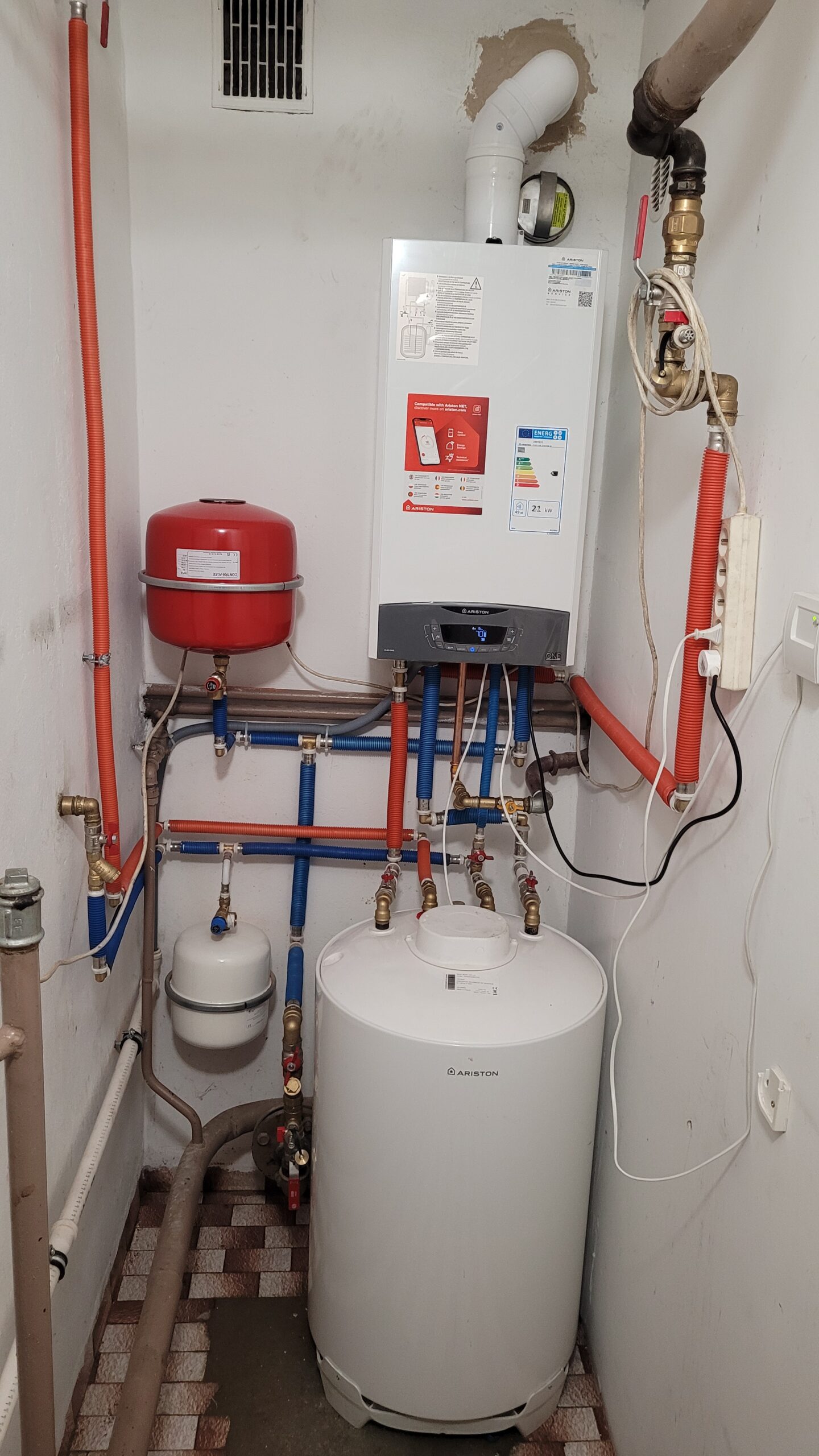 Modernizacja kotłowni polegająca demontażu żeliwnego kotła gazowego oraz montażu nowoczesnego kondensacyjnego kotła gazowego Ariston Clas One System wraz z dedykowanym zasobnikiem ciepłej wody użytkowej Ariston BCH120. Całym system współpracuje ze sterowanikiem internetowym Ariston Cube S Net oraz aplikacja Ariston Net