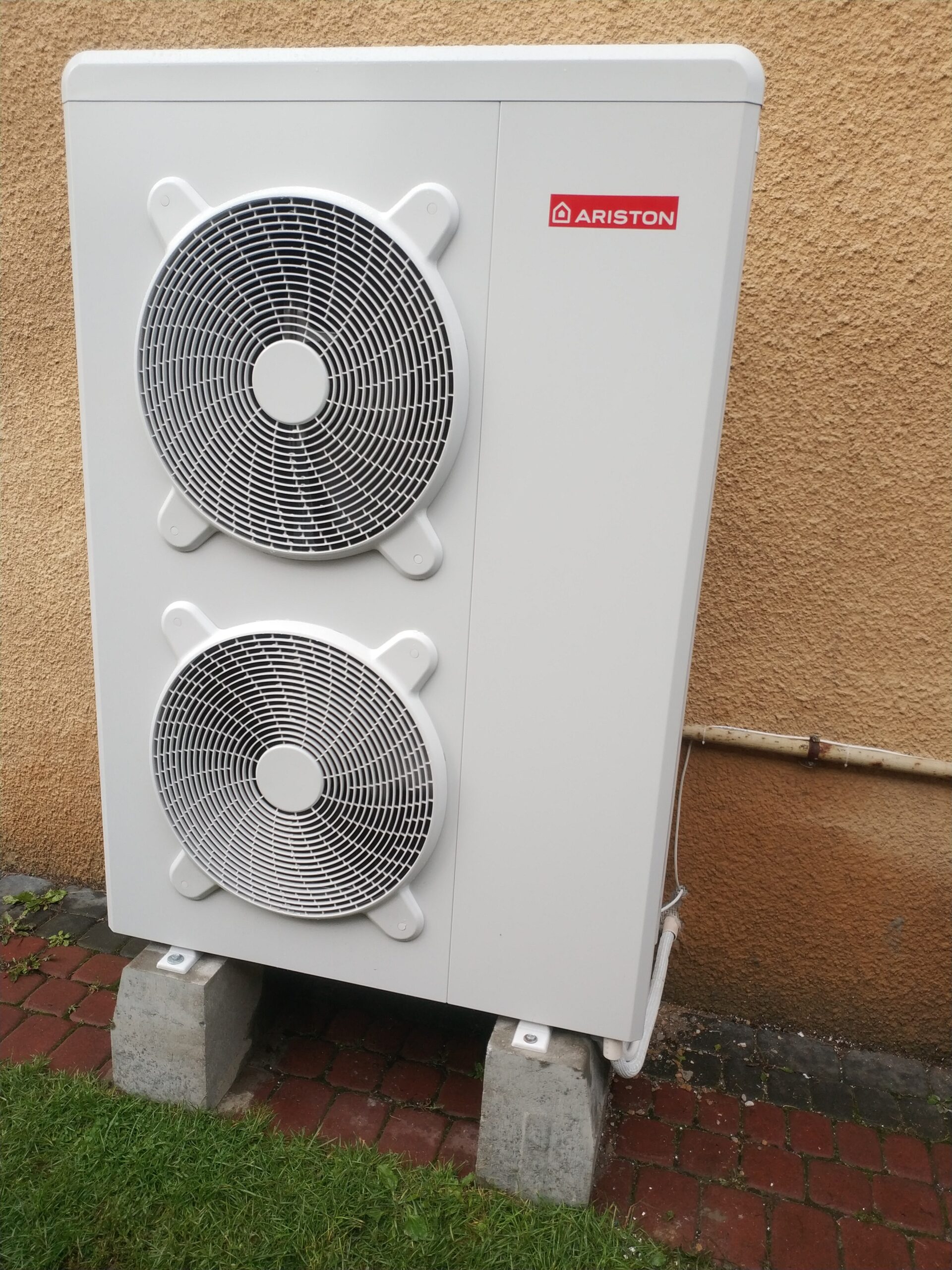 Montaż hybrydowego systemu grzewczego składającego się z inwerterowej pompy ciepła Ariston oraz kondensacyjnego kotla gazowego Ariston. Systemem zarządza Energy Manager którego zadaniem jest wybranie najekonomiczniejszej kombinacji pracy kotła oraz pompy ciepła w oparciu o rzeczywiste ceny prądu oraz gazu.