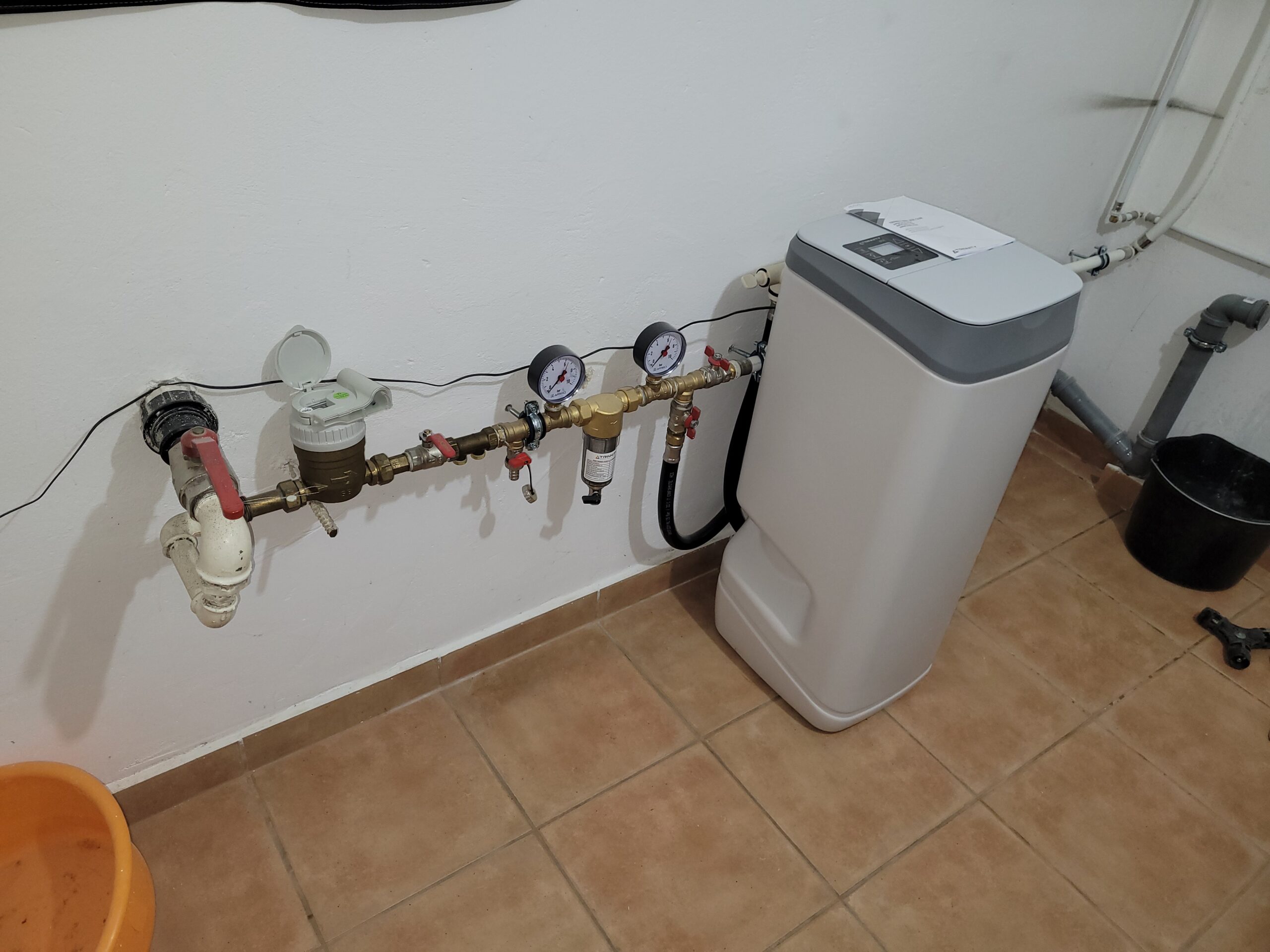 Montaż uzdatniacza wody. Zamontowano zmiękczacza solny Cosmo Wather Slim oraz niezbędny zastaw filtrów które znacznie poprawiają jakość wody oraz całkowicie eliminują odkładanie się kamienia w domowych urządzeniach.