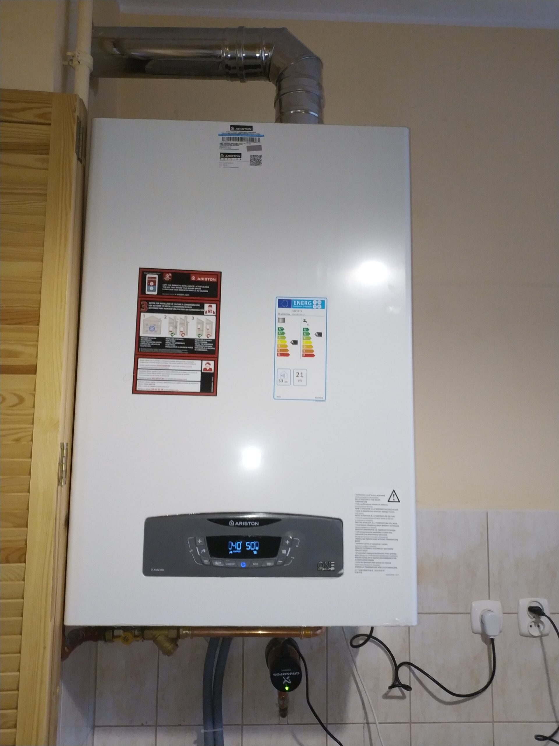 Montaż kondensacyjnego kotła gazowego z wbudowanym zasobnikiem ciepłej wody Ariston Clas B One WiFi. Kocioł z zasobnikiem zamknięty w jednej kompaktowej obudowie.